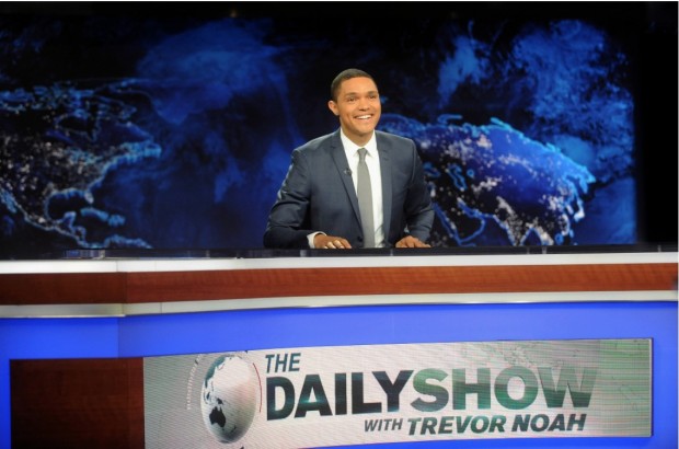 O comediante sulafricano Trevor Noah, em sua estreia, ontem a noite, a frente ao programa de sátira política "The Daily Show". (Foto: Divulgação)  