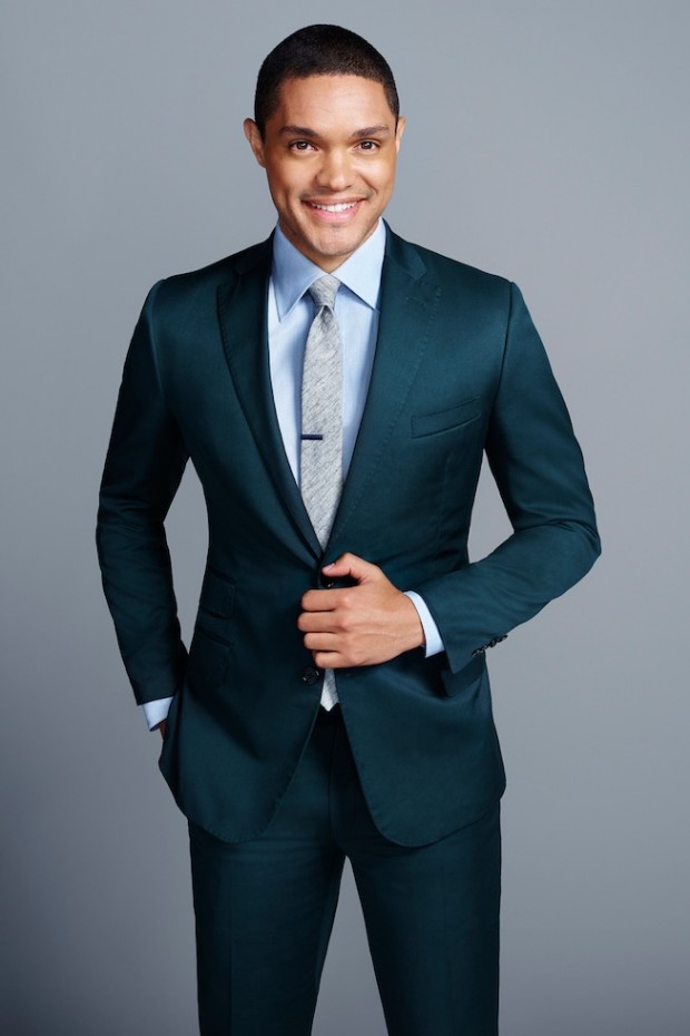 Com seu grande sorriso colgate e ternos de corte rente ao corpo, Trevor Noah faz um estilo mais cool. (Foto: Peter Yang/Comedy Central)