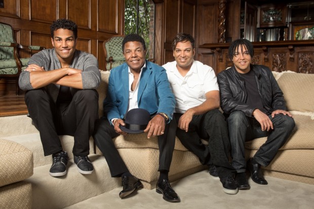 Tito Jackson (de blaser azul), irmão de Michael Jackson, ao lado dos filhos (da esquerda para a direita): TJ, Taryll e Taj. (Foto: Richard Knapp / Lifetime)