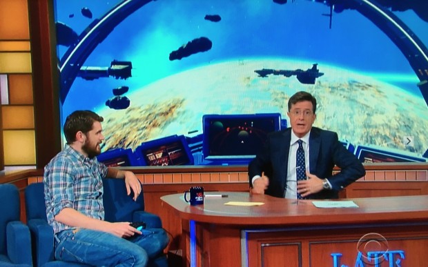 O apresentador Stephen Colbert entrevista Sean Murray, co-criador do mais aguardado videogame dos últimos anos. (Foto: Reproducão) 