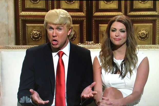 Esquete de abertura do "SNL": Donald Trump e a mulher Melania. (Foto: Reprodução)