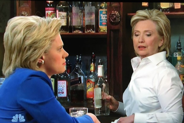 As duas Hillary Clinton do "SNL". (Foto: Reprodução)