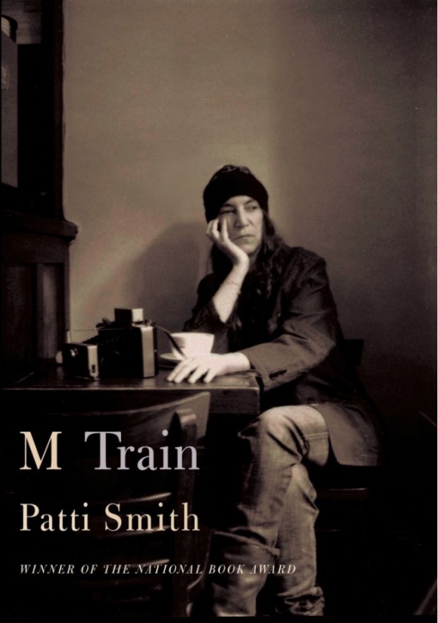 A capa de "M Train" traz foto de Patti Smith sentada em sua cafeteria preferida de Nova York, a 'ino, que fechou em 2013. (Foto: Reprodução)