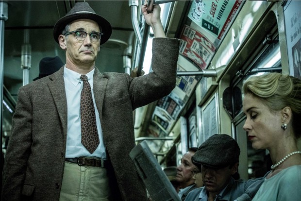 Mark Rylance dento de um trem R32, em cena do filme "Ponte dos Espiões". (Foto: Divulgação)