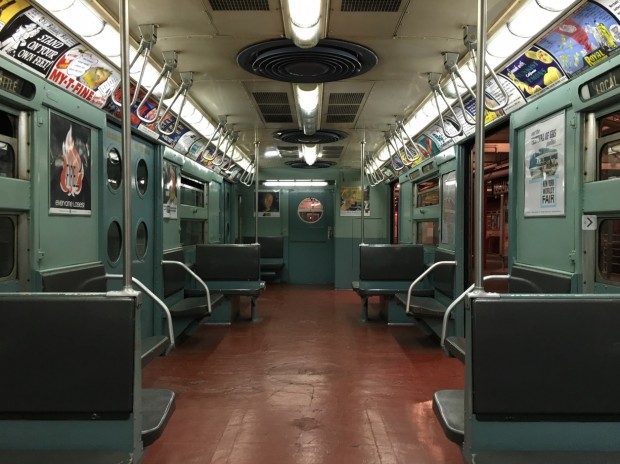 Interior do trem R11/R34 usado por Steven Spielberg. Ele está em exposição permanente no Museu de Transporte Público, no Brooklyn.(Foto: Marcelo Bernardes)