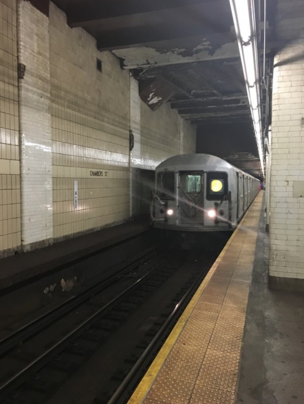 Um trem R32, em atividade desde 1964, chegando numa estação de Manhattan. (Foto: Marcelo Bernardes)