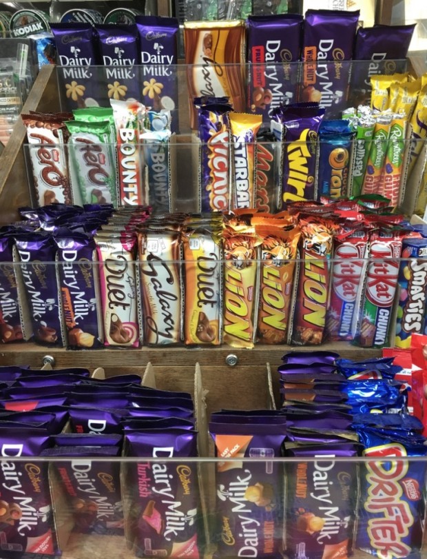 Alguns empórios de Nova York, como este no East Village, ainda vendem alguns chocolates Cadbury contrabandeados da Inglaterra. (Foto: Marcelo Bernardes)