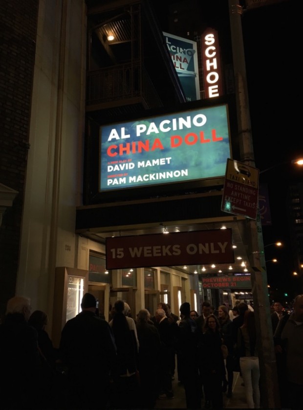 Movimentação na porta do teatro Gerald Schoenfeld, na rua 45, onde Al Pacino, em casa cheia todas as noites, protagoniza nova peça de David Mamet. (Foto: Marcelo Bernardes)