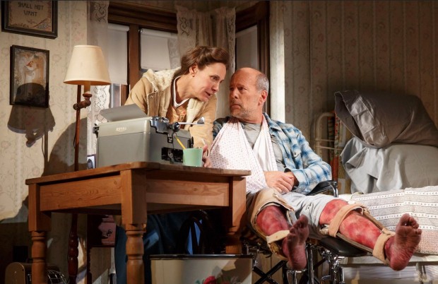 Laurie Metcalf e Bruce Willis em cena da peça "Misery", em cartaz na Broadway. (Foto: Joan Marcus)