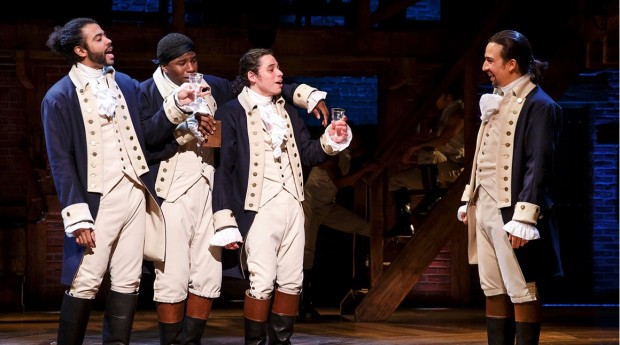 Lin-Manuel Miranda, direita, e o elenco de "Hamilton". (Foto: Divulgação)