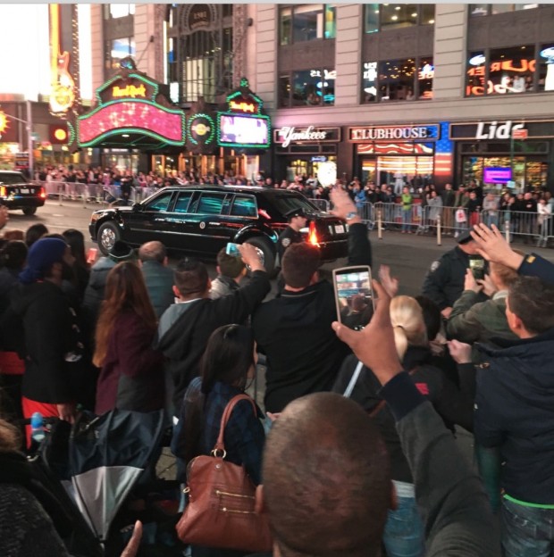 Centenas de pessoas que estavam na região do Times Square hoje a noite conseguiram tirar foto da limousine que levava o presidente Barack Obama para o aeroporto, após apresentação do musical "Hamilton". (Foto: Marcelo Bernardes)