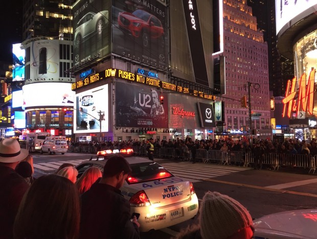 Policiais de Nova York fecharam várias ruas na região do Times Square enquanto Obama e 1300 convidados assistiam "Hamilton". (Foto: Marcelo Bernardes)