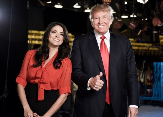 A comediante Cecily Strong e o candidato Donald Trump em foto promocional do novo episódio do "Saturday Night Live", que vai ao ar dia 7. (Foto: Dana Edelson/NBC)