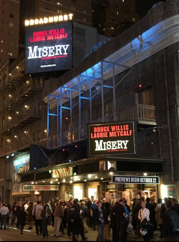 Movimentação na frente do teatro onde a peça "Misery" está sendo apresentada em pré-estreias. (Foto: Marcelo Bernardes)