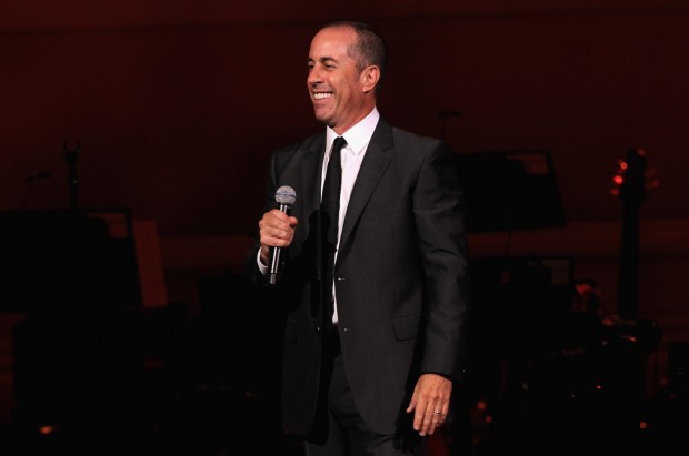 Jerry Seinfeld, em noite beneficente para meditação transcendental, diz que odeia a expressão "é o que é". (Foto: Getty Images para Fundação David Lynch)