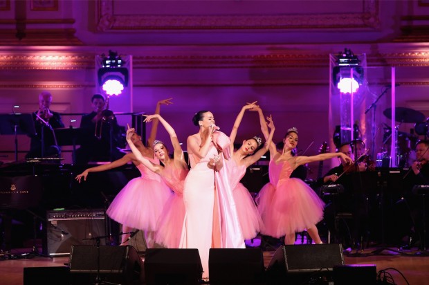 Katy Perry foi aplaudida de pé, após interpretar "Firework" acompanhada de quatro bailarinas. (Foto: Getty Images para Fundação David Lynch)