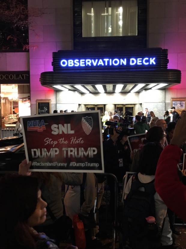 Manifestantes na frente do prédio da rede NBC, no centro de Nova York. (Foto: Marcelo Bernardes)