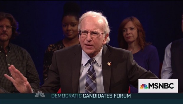 Larry David faz imitação do candidato democrata Bernie Sanders. (Foto: Reprodução)