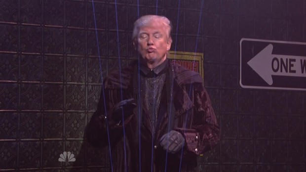 Trump tocando "harpa a laser" em esquete do "SNL". (Foto: Reproducão)