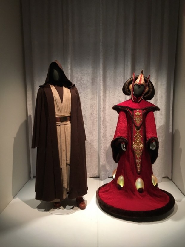 Os figurinos dos personagens Obi-Wan Kenobi e Rainha Amidala da cinessérie "Star Wars". Para acender os objetos em forma de gotas d'água gigantes do vestido, a atriz Natalie Portman teve que andar com uma bateria de carro no meio das pernas. (Foto: Marcelo Bernardes)