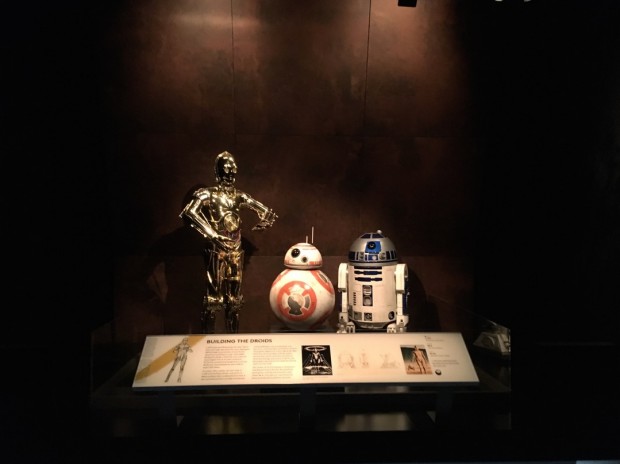 Os robôs C-3PO, R2-D2 e o novo BB-8 também fazem parte do figurino. (Foto: Marcelo Bernardes)