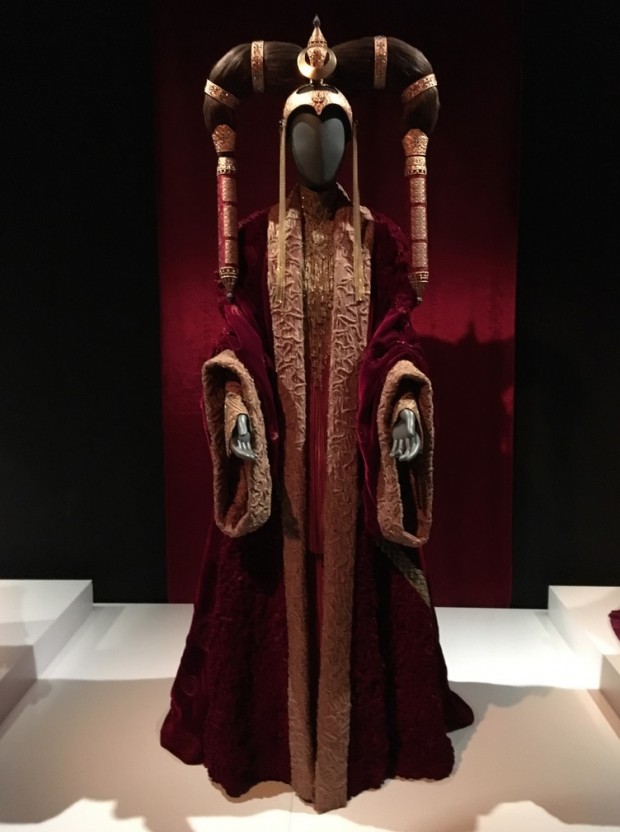 Figurino usado por Amidala (Natalie Portman) no Senado Galáctico é um robe de veludo decorado com organza metálica. Na cabeça, um arranjo inspirado em princesas mongóis. (Foto: Marcelo Bernardes)