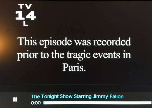 Rede NBC, que exibe o programa "The Tonight Show", apresentado pelo comediante Jimmy Fallon, colocou essa mensagem antes do talk show de ontem ser apresentado. (Foto: Reprodução) 