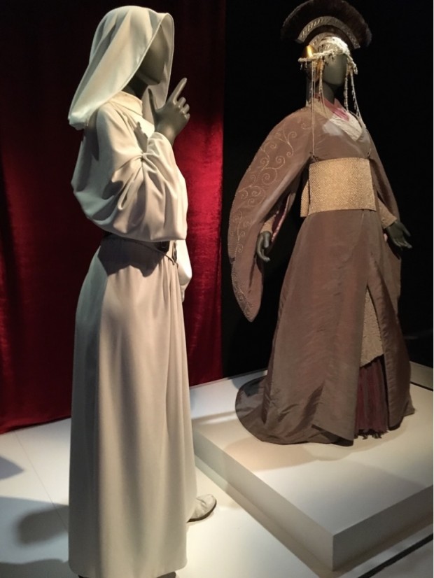 Mãe e filha, enfim reunidas: roupas da Princesa Leia (Carrie Fisher) e da mama dela, a Rainha Amidala (Natalie Portman). O figurinista John Mollo encomendou a alfaitaria Bermans e Nathan's, em Londres, a confecção do vestido de Leia. O cinto com fivelas de prata foi criado por um artesão no set.  (Foto: Marcelo Bernardes)