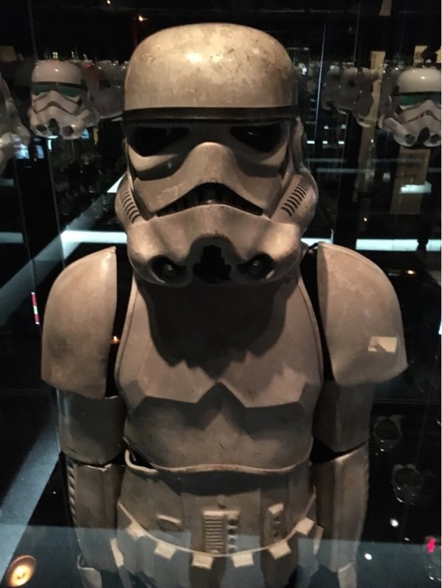 Este Stormtrooper ainda está sujo das filmagens. Uma sala especial reúne vários deles. (Foto: Marcelo Bernardes)