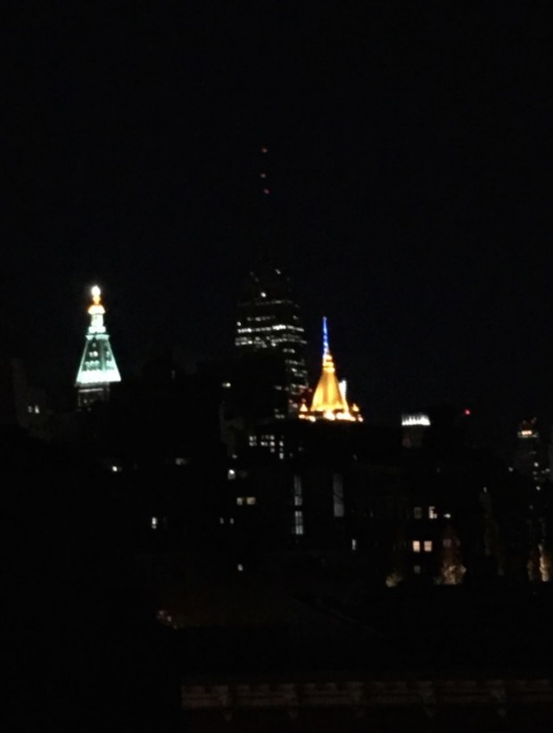 A torre do Empire State Building totalmente às escuras hoje à noite. (Foto: Marcelo Bernardes)