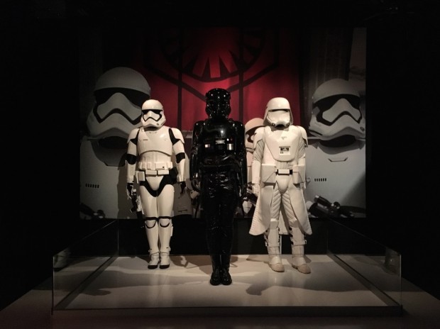 Roupa Nova: a exposição apresenta seis figurinos completos de "O Despertar da Força", que estreia nos cinemas brasileiros em 17 de dezembro. As roupas são divididas entre os soldados rebeldes e a força imperial. Na foto, os vilões Stormtroopers e o piloto da ordem TIE, em preto. (Foto: Marcelo Bernardes)