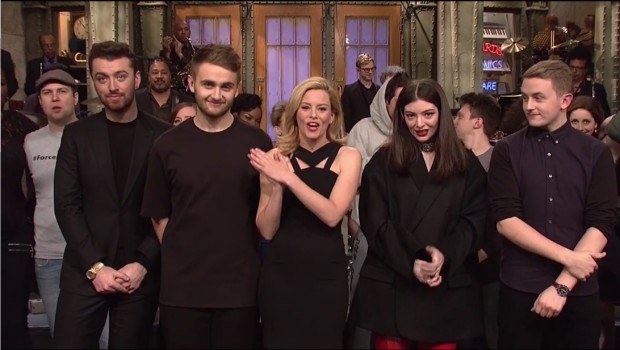 "Deus Abençoe Paris", disse a atriz Elizabeth Banks no final da apresentação do "SNL", ao lado de Sam Smith, Lorde e o irmãos Howard e Guy Laurence, do duo de música eletrônica Disclosure. (Foto: Reproducão)