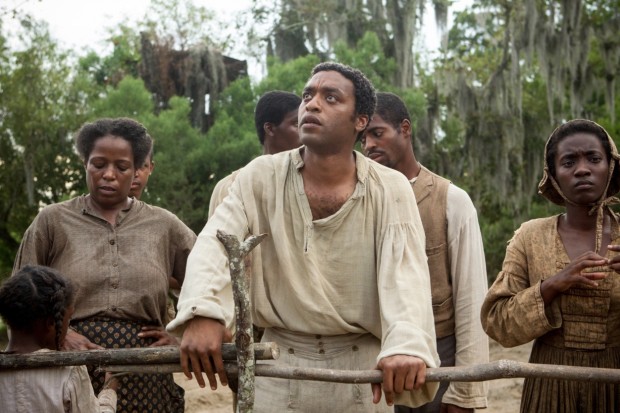 O ator inglês Chiwetel Ejiofor em cena de "12 Anos de Escravidão", vencedor do Oscar de melhor filme no ano passado e aprovado pelos historiadores. (Foto: Divulgação)