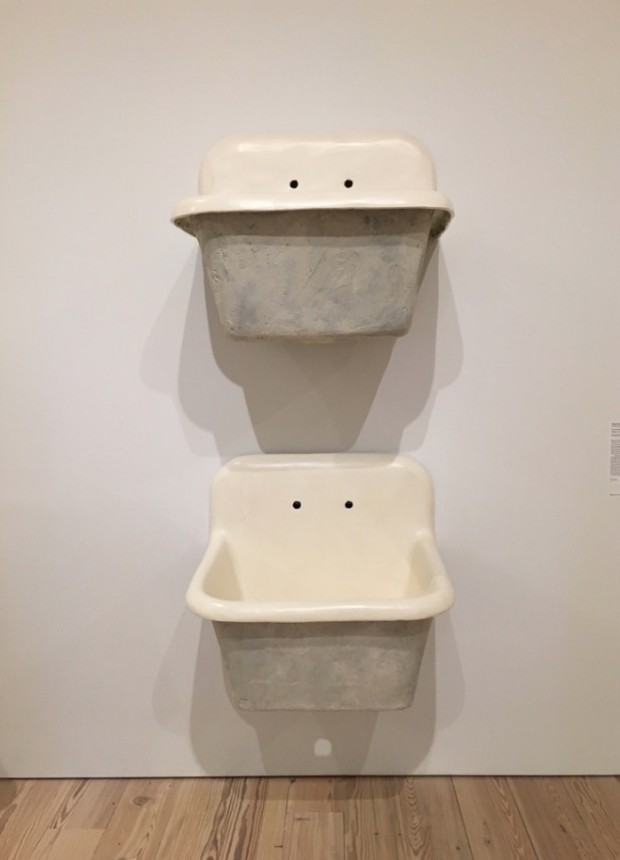 "The Ascending Sink", 1985, de Robert Gober. (Foto: Marcelo Bernardes)