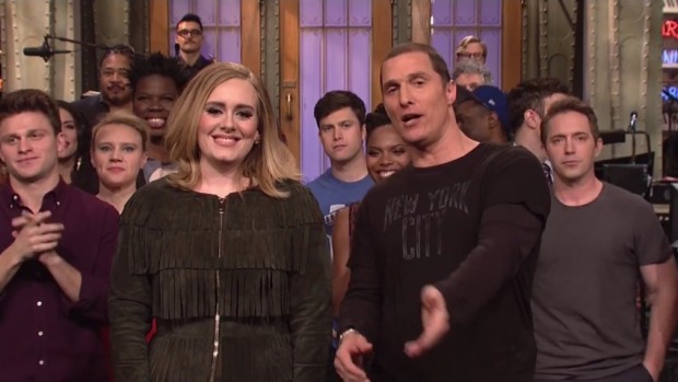 Adele e Matthew McConaughey, já na madrugada de domingo, despedem do público do "SNL". (Foto: Reprodução)