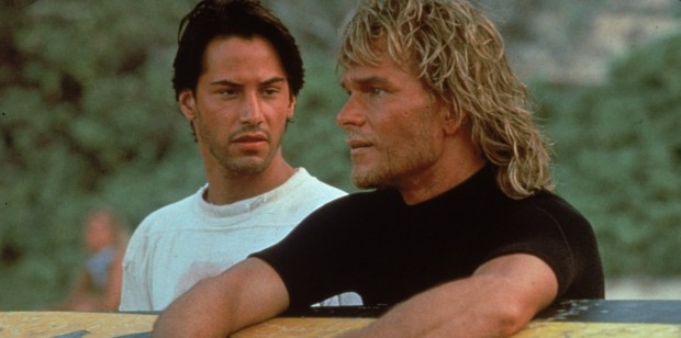 Keanu Reeves e Patrick Swayze no filme original de Kathryn Bigelow. (Foto: Reprodução)