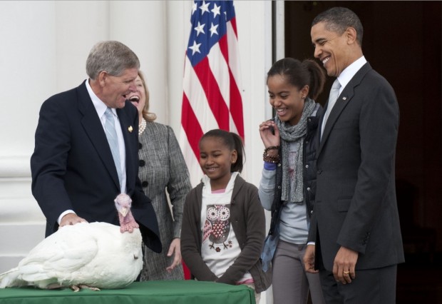 Sasha e Malia na primeira cerimônia de indulto de um peru, em 2009. (Foto: Casa Branca)