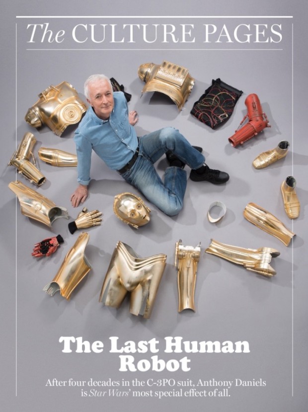 Desconstruindo C-3PO: ator Anthony Daniels posa ao lado dos componentes de seu figurino, agora feitos por uma impressora 3D. (Foto: Reprodução)