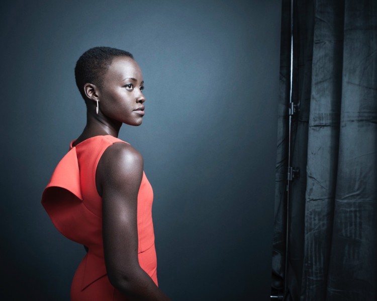 Ao contrário dos rumores, a vencedora do Oscar Lupita Nyiong'o não foi cortada da nova aventura de "Star Wars"