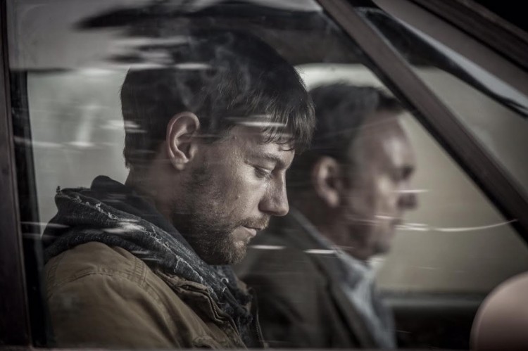 Patrick Fugit e Philip Glenister em cena de "Outcast". (Foto: Divulgação)