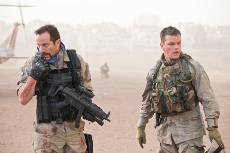 Jason Isaacs e Matt Damon em cena de "Zona Verde". (Foto: Divulgação)