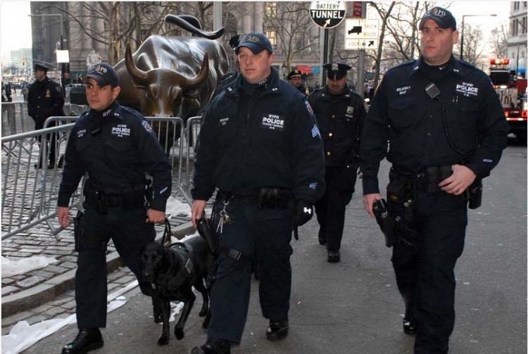 Policiais de NY com um labrador treinado pelo método Vapor Wake. (Foto: Divulgação)