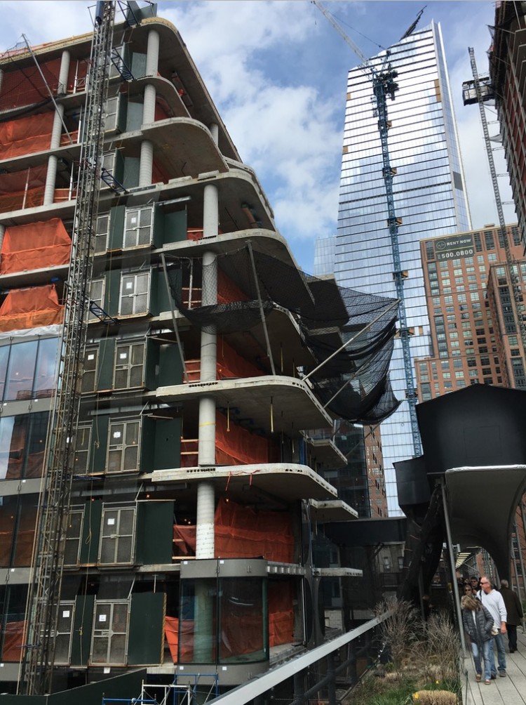 Turistas tiram fotos do prédio em construção. Ao fundo, também em construção, mas em estágio mais avançado, a torre Hudson Yards, do arquiteto . (Foto: Marcelo Bernardes)