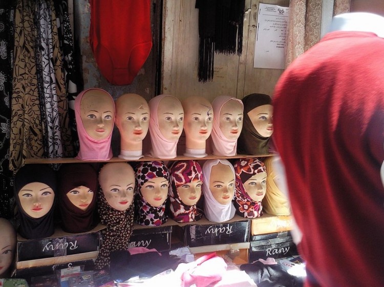 Display de manequins usando o véu islâmico hijab num mercado de Jerusalém. (Foto: Danny-w/MoMA)