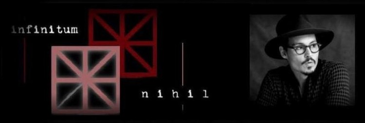 Johnny Depp e o logotipo de sua editora, Infinitum Nihil. (Foto: Reprodução)