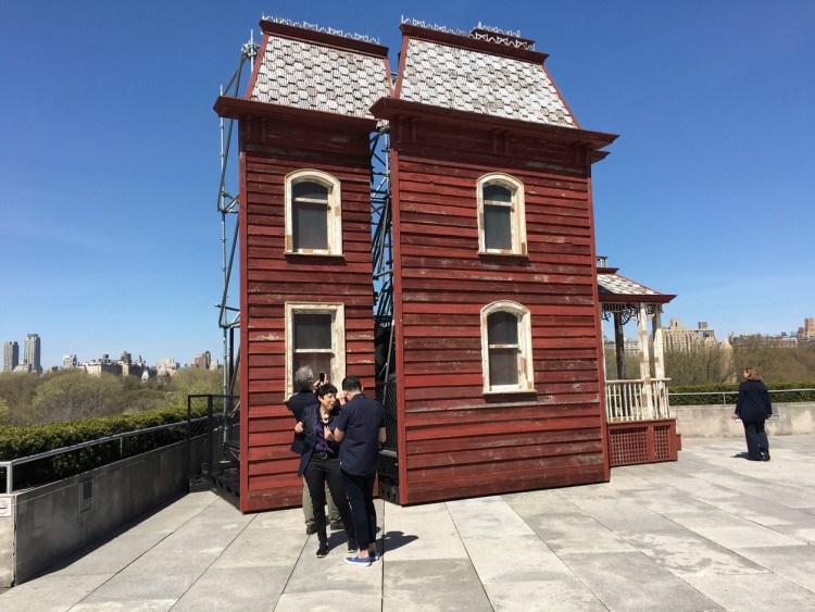 Somente dois lados da casa foram construídos pela artista inglesa. (Foto: Marcelo Bernardes)