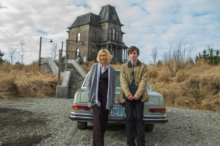 Outra réplica da casa de Hopper/Hitchcock pode ser vista atualmente na TV, via a série "Bates Motel", estrelada por Vera Farmiga e Freddie  Highmore como a mamãe Bates e seu filho. (Foto: James Dittiger / A&E)