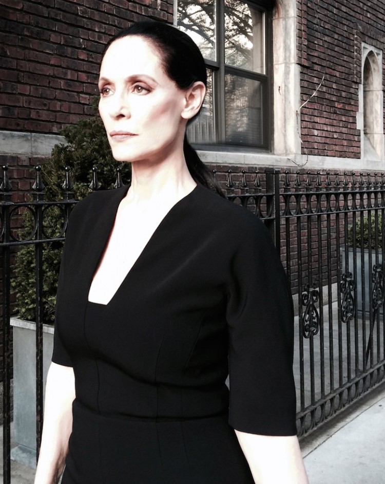 A atriz Sonia Braga, em Nova York, um dia antes de embarcar para Cannes. (Foto e maquiagem: Nei Cruz)