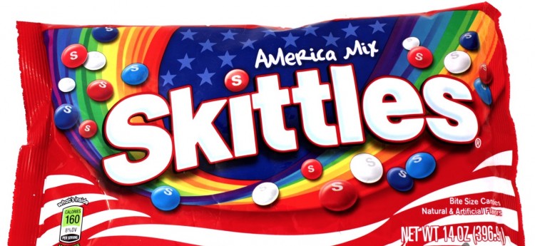 Balas Skittles e a nova embalagem com o "mix americano". (Foto: Reprodução)