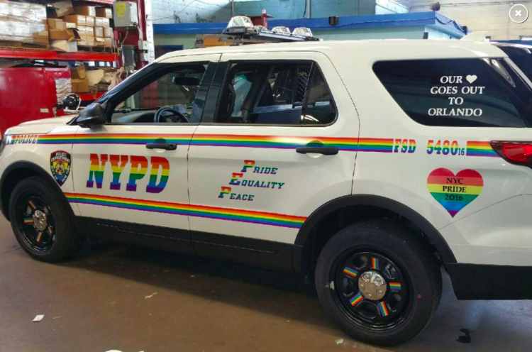 O SUV especial criado pela Ford para a Parada Gay de NY.  (Foto: NYPD)